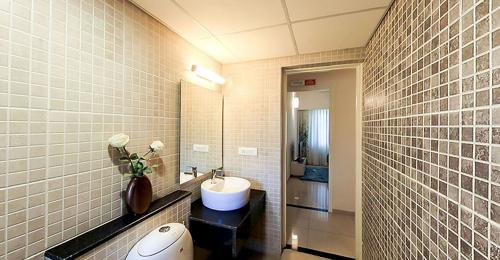  buena-vista-parent Bathroom