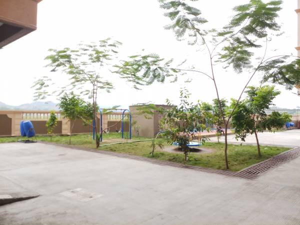  avenue Paved Compound