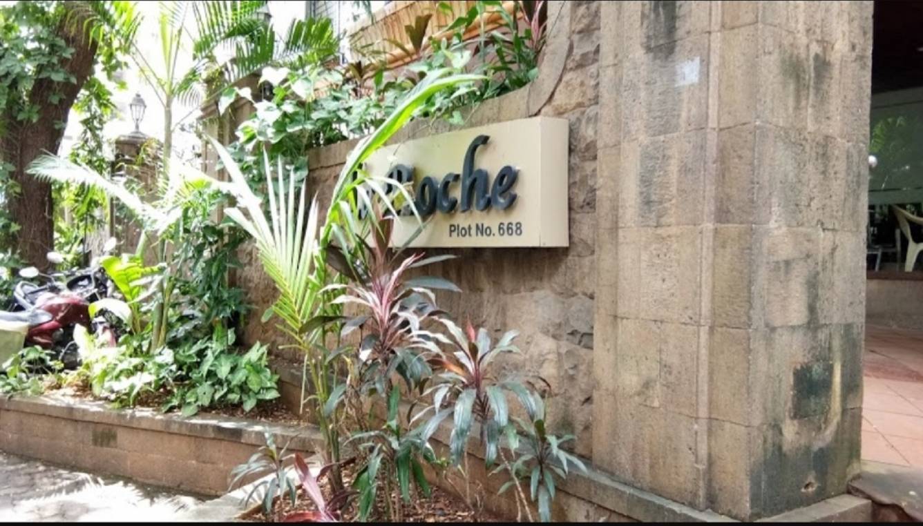  la roche Gated Community