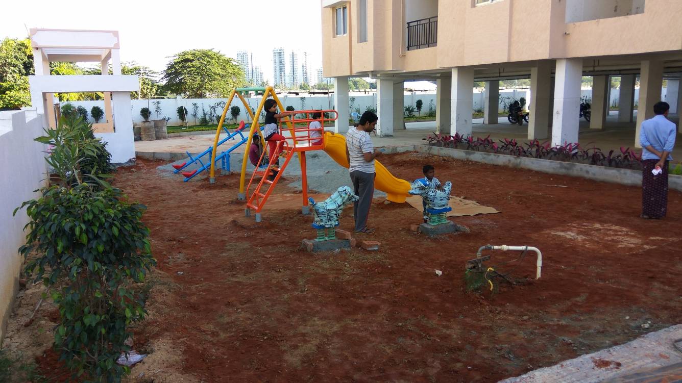  lakefront Children's play area