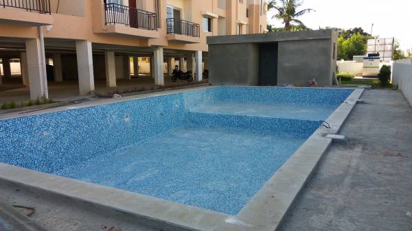  lakefront Swimming Pool