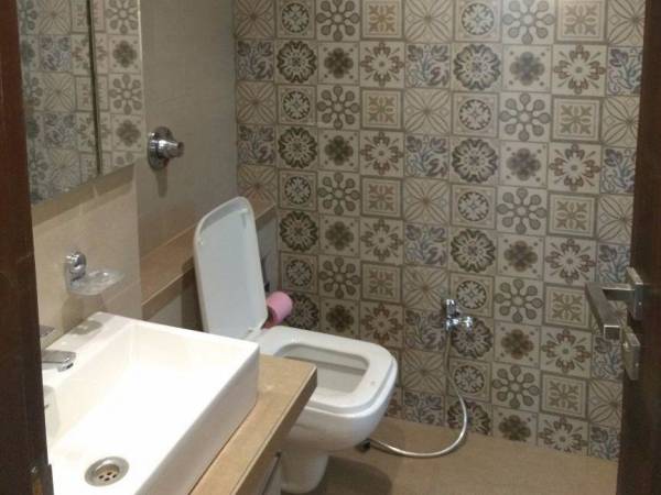  gardens-tulip Bathroom