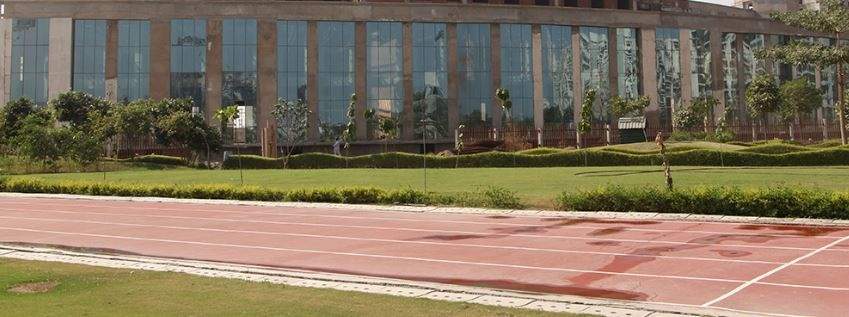 gaur city 4th avenue Club House