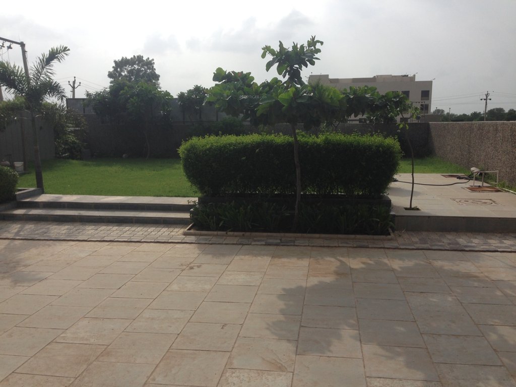  villas Paved Compound