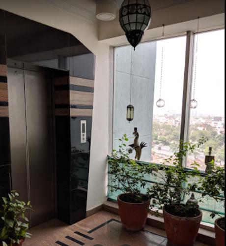  gateway-towers Lift Available