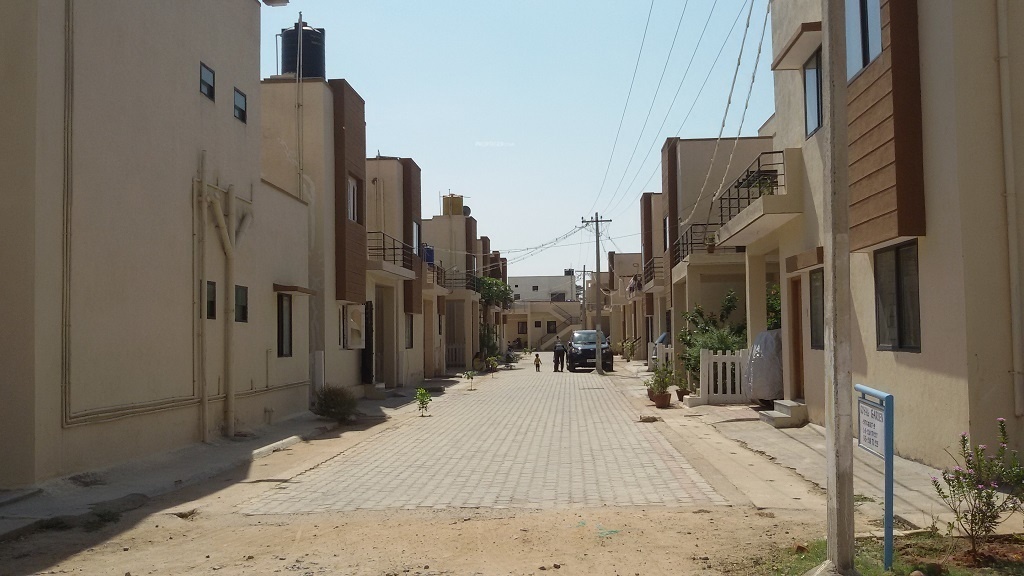  royal garden plots Internal Roads & Footpaths