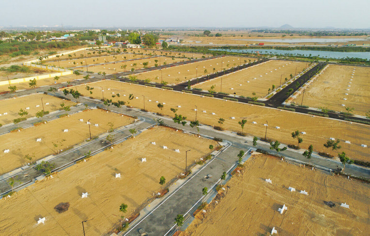  crescent enclave Plot