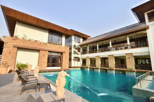  one-wing-g-and-h Swimming Pool