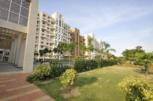  beverly-hills-building-f Landscaped Gardens