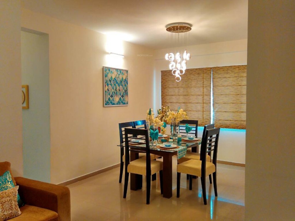  manhattan pods and condos Dining Area