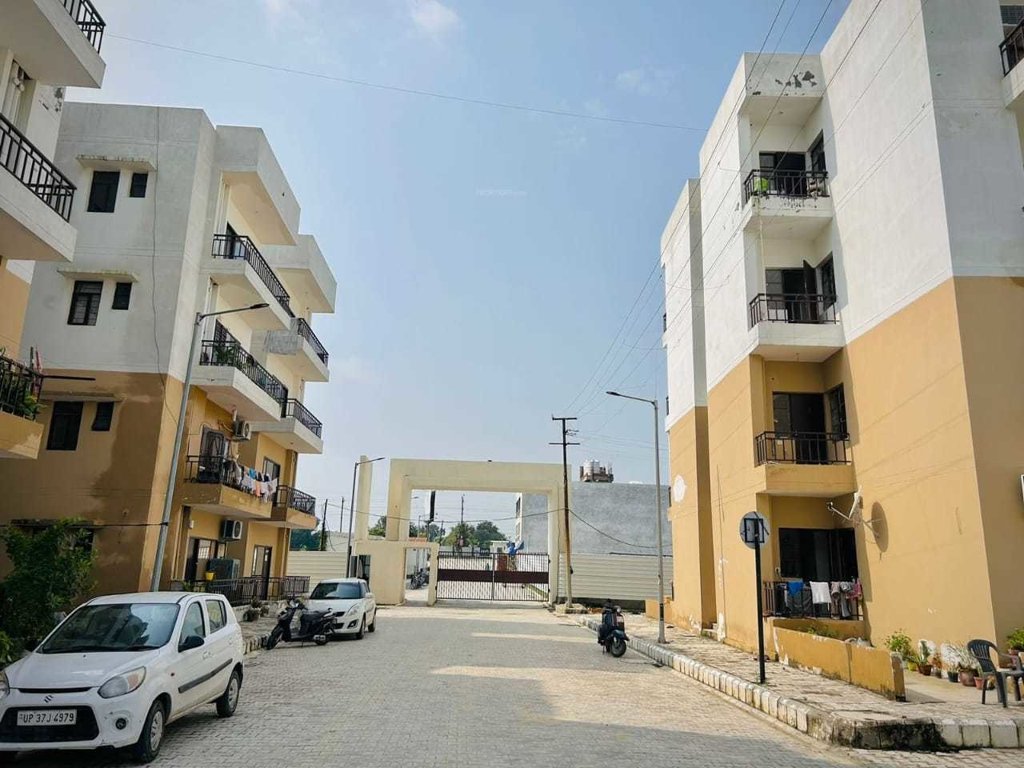  new saket phase 1 Paved Compound