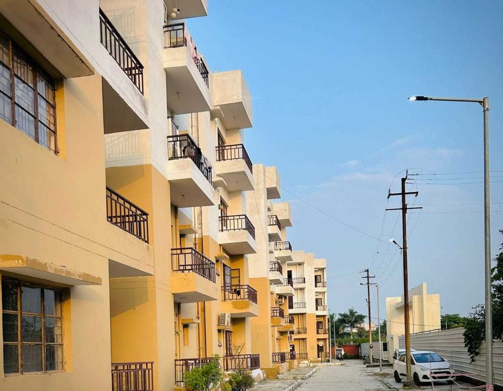  new saket phase 1 Paved Compound