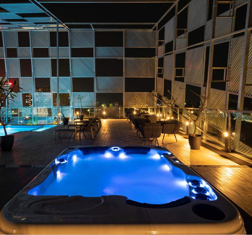  nest Swimming Pool