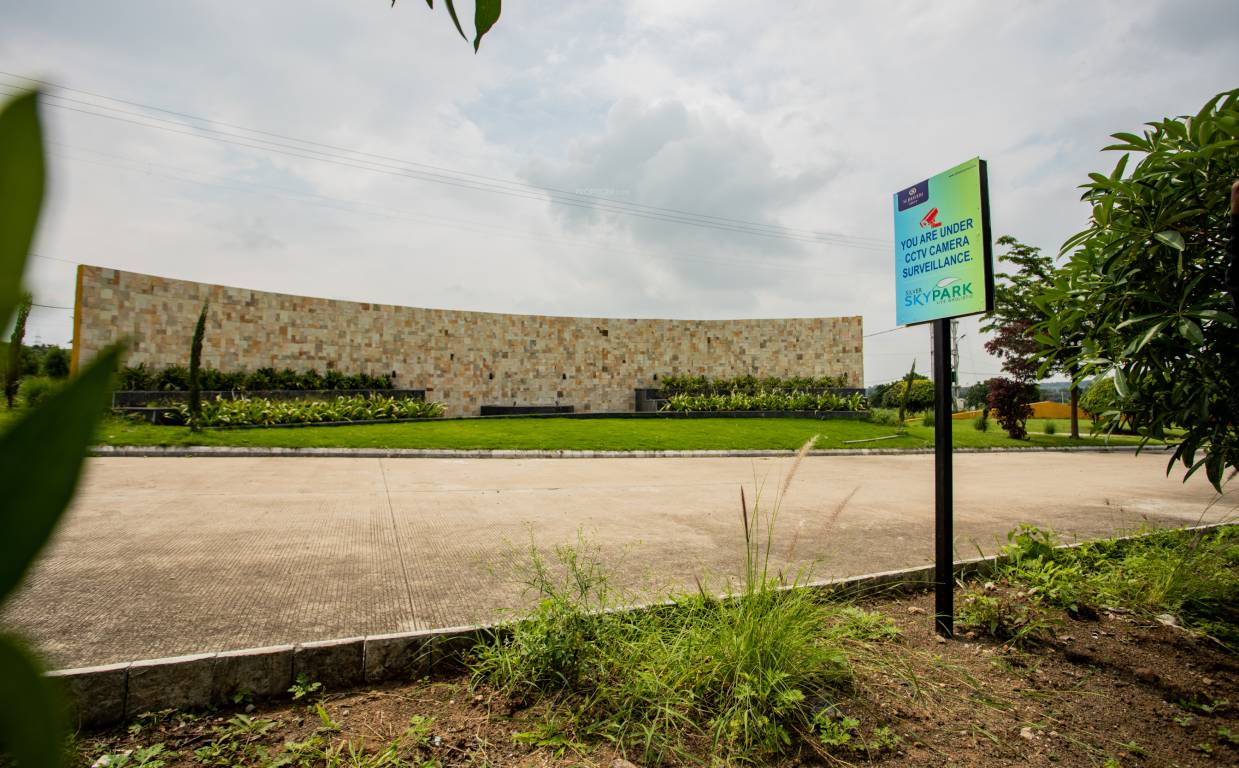 silver sky park Plot