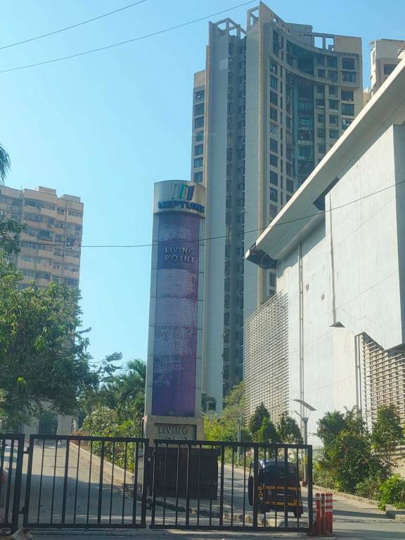  living point Elevation