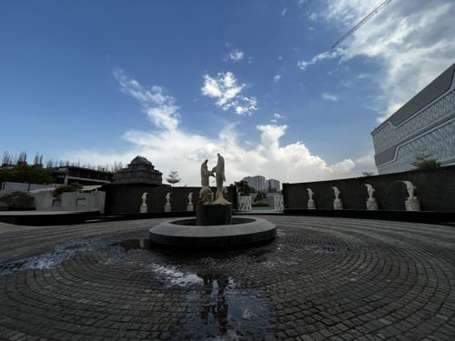 Fountains towers-east-wing-b Fountains