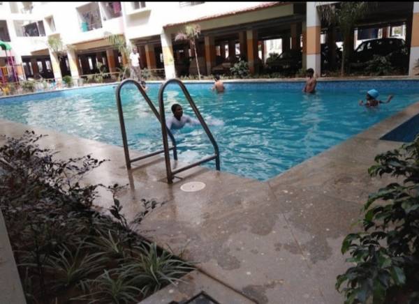 Swimming Pool antara Swimming Pool