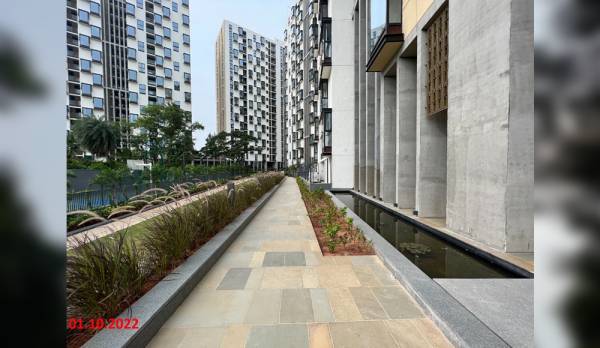  clover-by-the-river Paved Compound