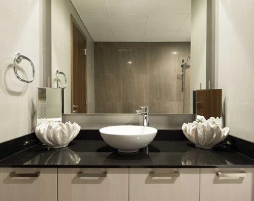  la-riviera-apartments Bathroom