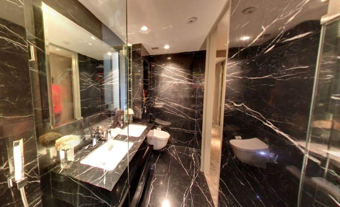 the park town houses Bathroom