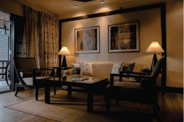  45-paramount Living Area