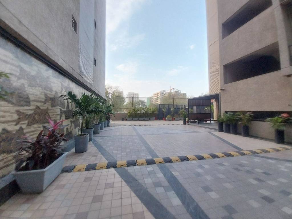  urbania Paved Compound