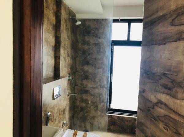  beverly-golf-avenue Bathroom