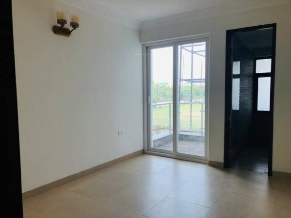  beverly-golf-avenue Bedroom