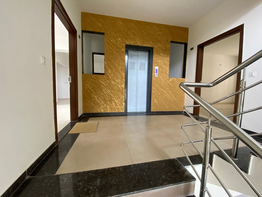  maniratna Lift Available