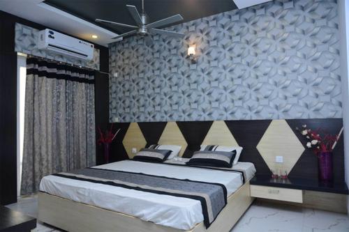  celebrity-greens-tower-l-and-m Bedroom