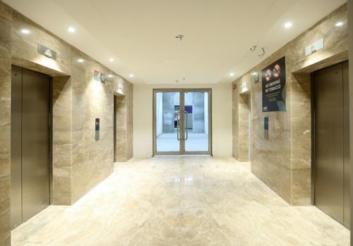  business-club Lift Available