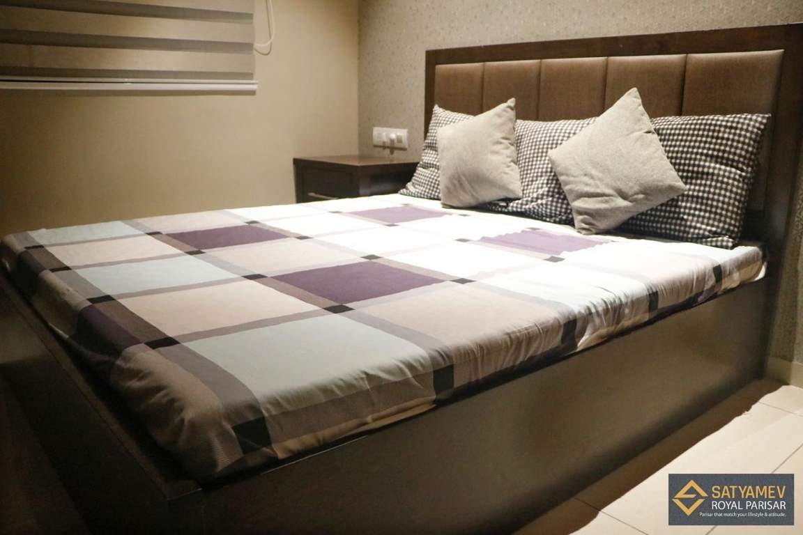  royal parisar Bedroom