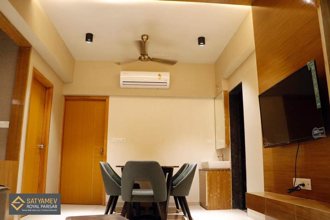  royal parisar Dining Area