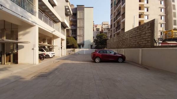  empire Open Car Parking