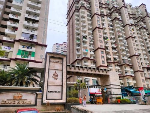  grand-avenue-iconic-tower Gated Community