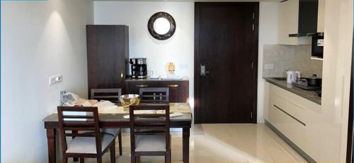  the-manhattan Dining Area