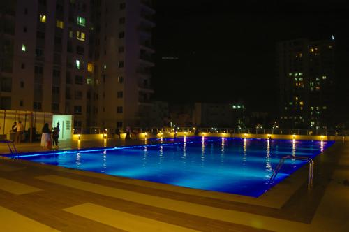  the-icon-north-towers-g-and-h Swimming Pool