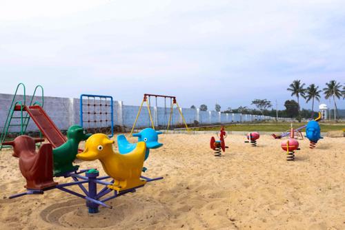  green-palms Children's play area