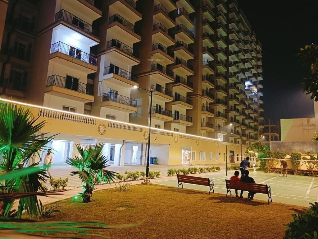  greens Badminton Court