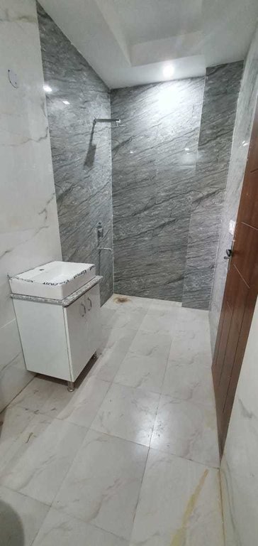  diamond floor Bathroom