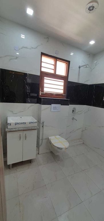  diamond floor Bathroom