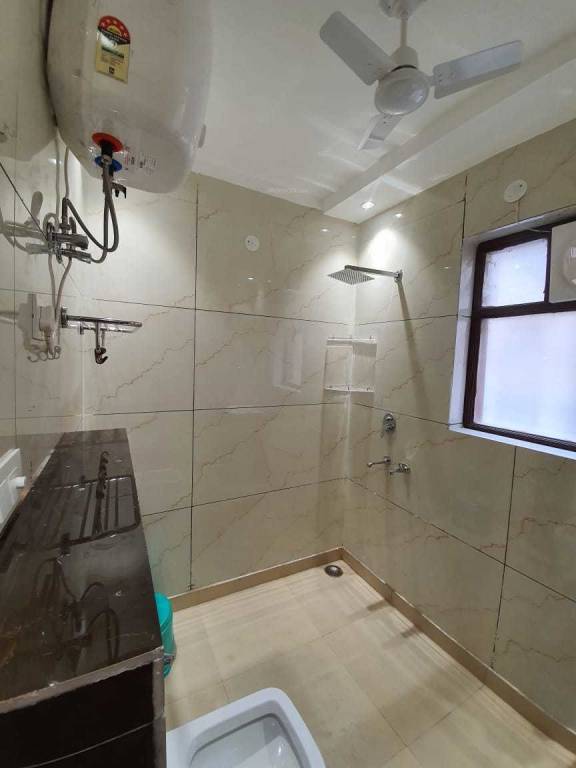  platinum floors Bathroom