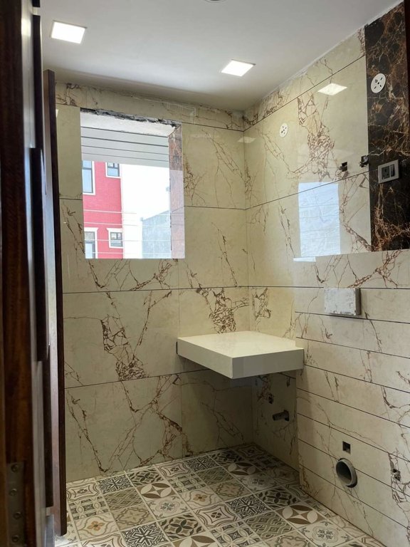 grandeur floor Bathroom