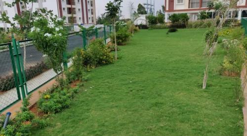  east-wood Landscaped Gardens