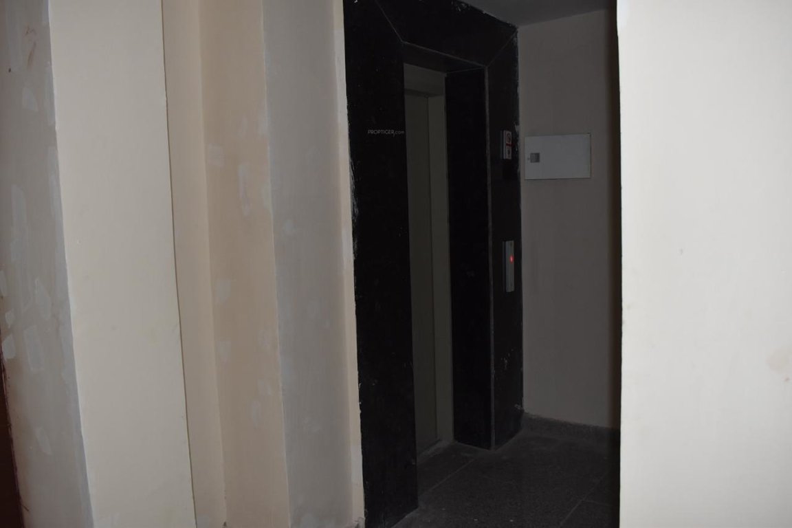  floors Lift Available