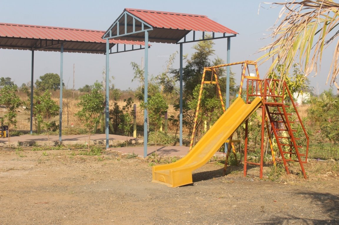  strawberry farm Plot