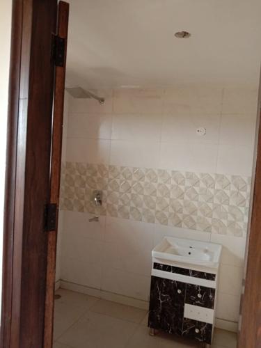  greenfield-luxurious-floor Bathroom