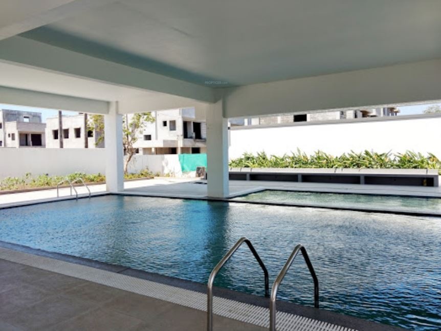  garden front Swimming Pool