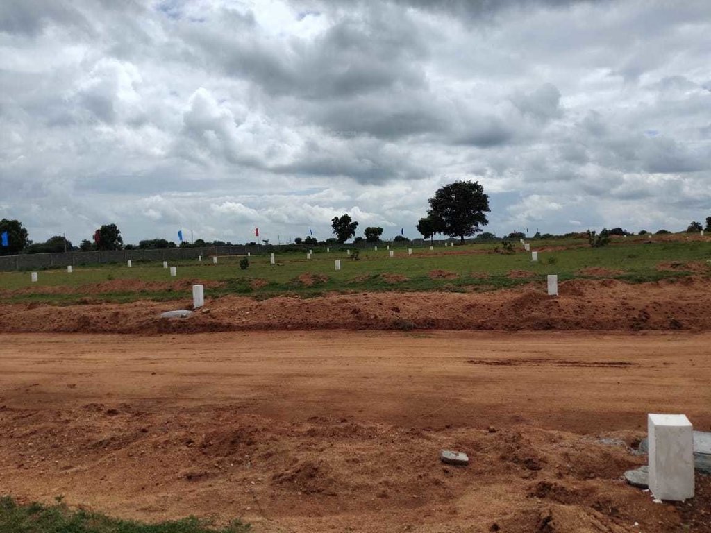  vahinis suvarna sampada Plot