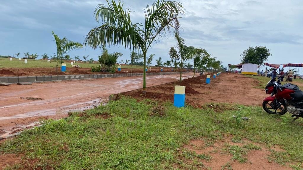  vahinis suvarna sampada Plot